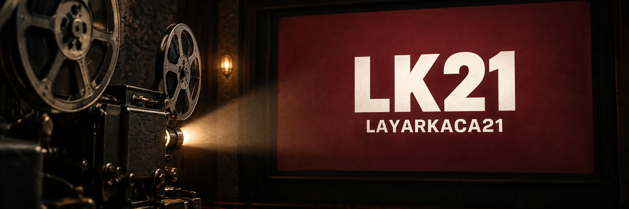 Proyektor film mengarah ke layar burgundy bertuliskan LK21 LAYARKACA21